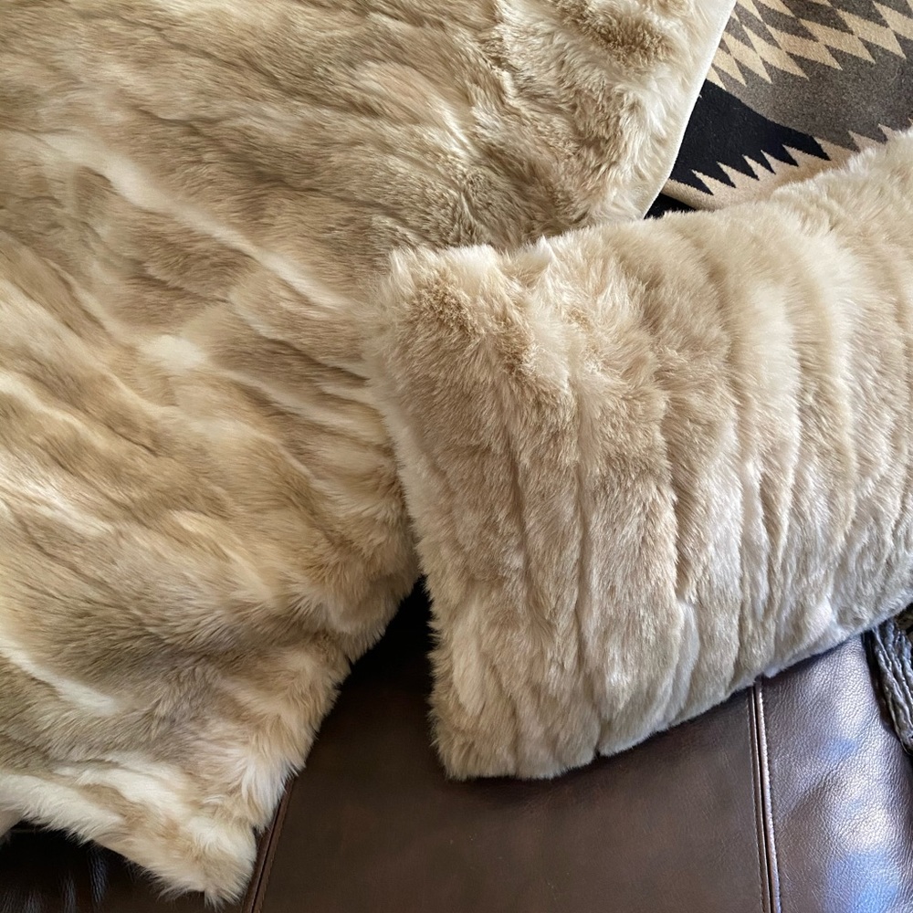 Crm/white throw & 3 pillow set